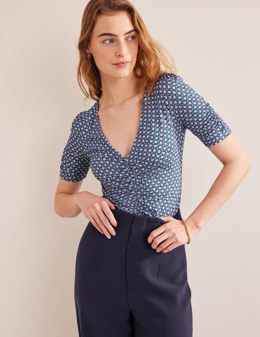 Boden vêtements bleu porcelaine et bouton fleuri femmes haut imprimé froncé sur le devant LB2X1600