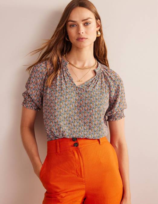 Boden vêtements fleur de prunier et tige cachemire femmes haut à manches courtes et col froncé LB2X102