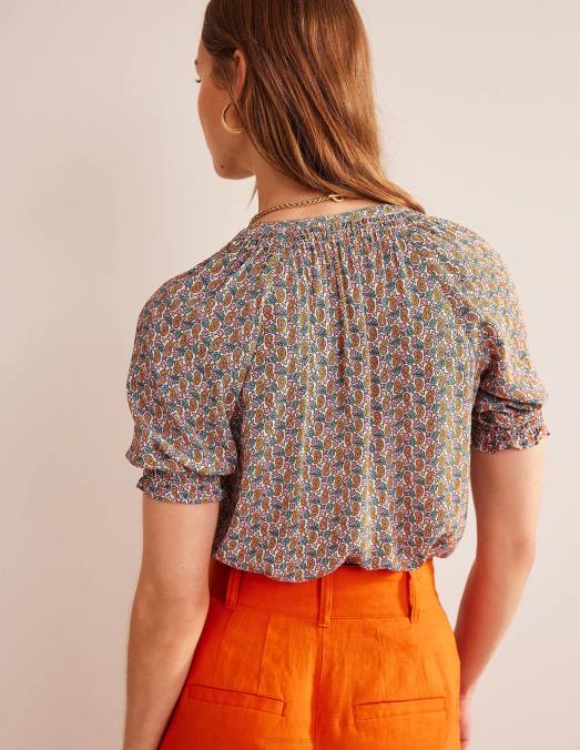 Boden vêtements fleur de prunier et tige cachemire femmes haut à manches courtes et col froncé LB2X102