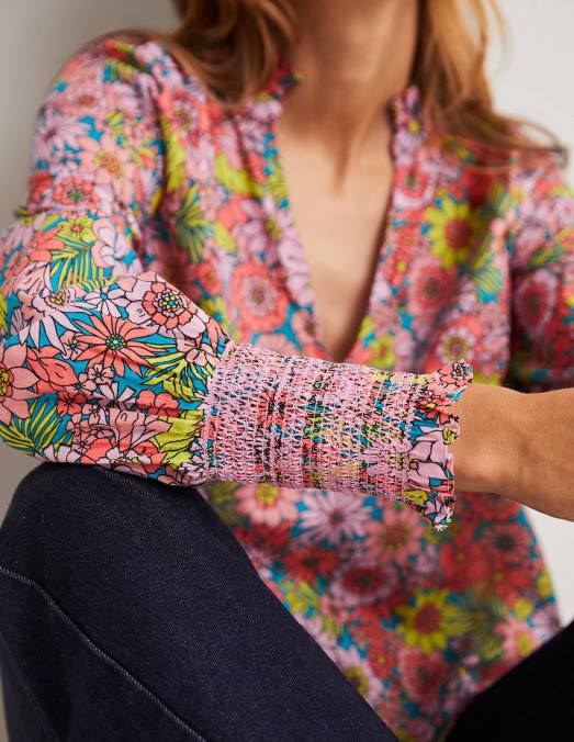 Boden vêtements jardin rose bonbon et fleuri femmes haut imprimé à poignets smockés LB2X1991
