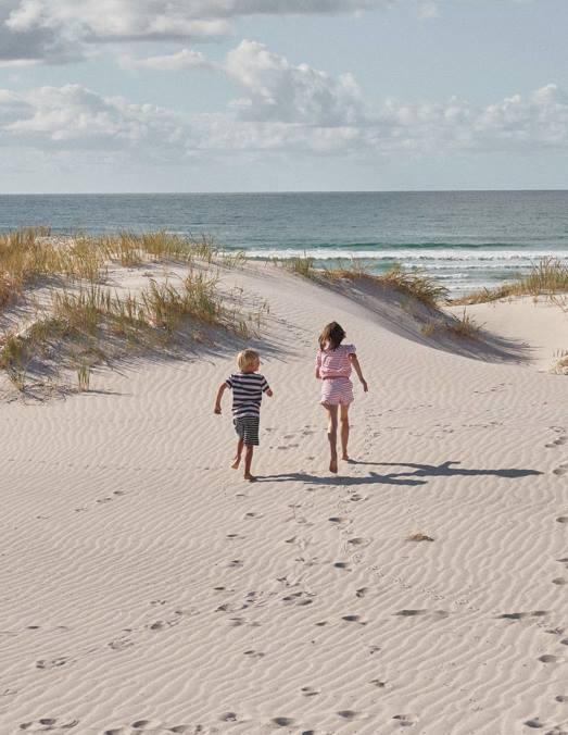 Boden vêtements écru chiné/baleine bleutée filles t-shirt du club des baleines LB2X3096