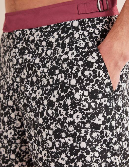 Boden vêtements fleuri noir et écru Hommes short de bain taille fixe LB2X3543